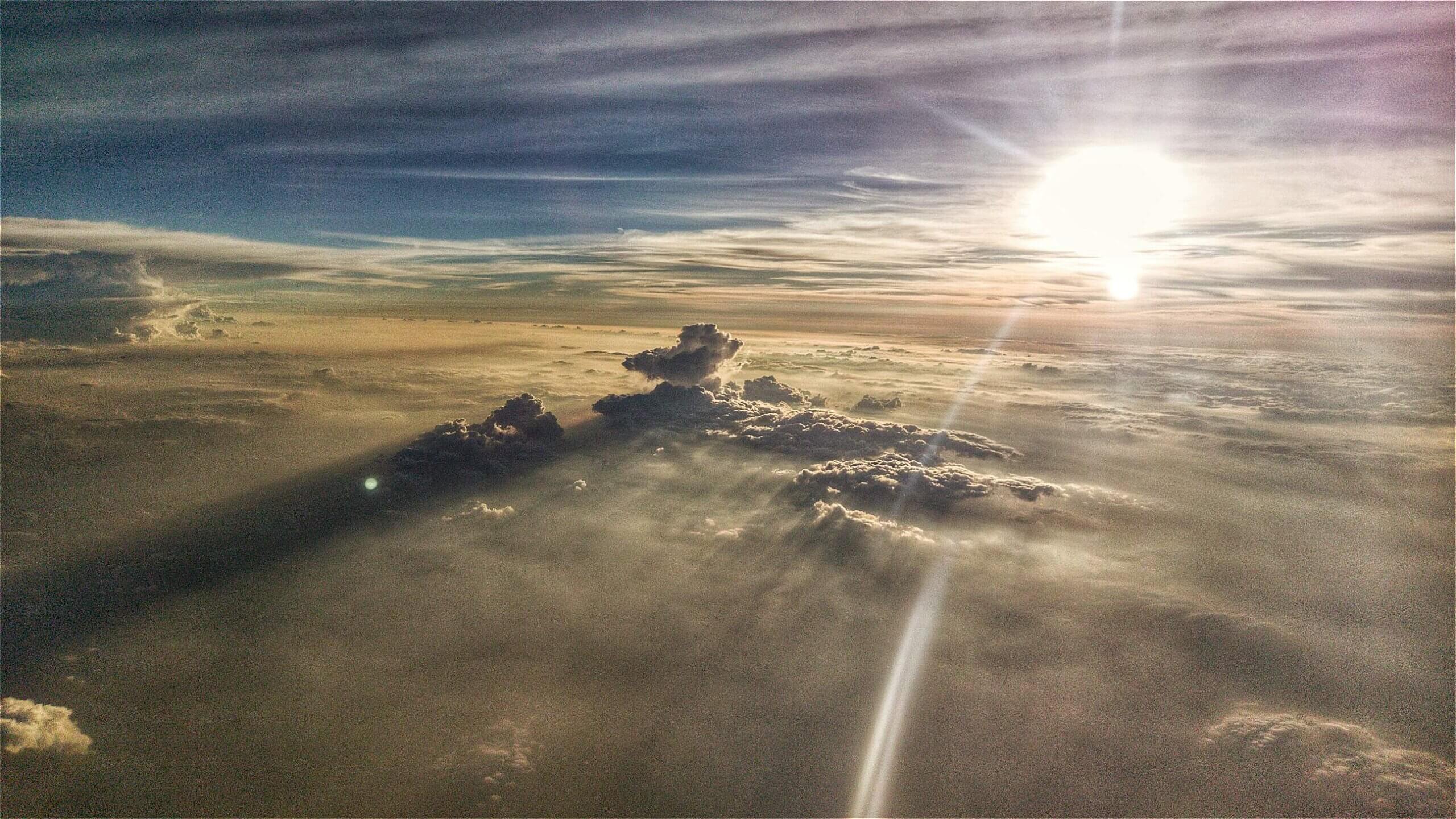 機上から見たリアルな積乱雲